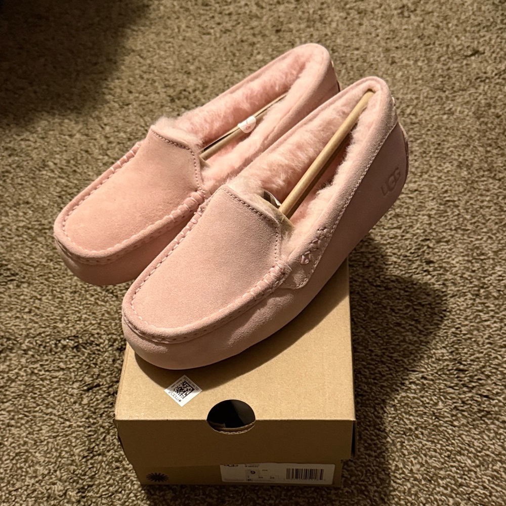 UGG Women's Pink Ansley, Brand New with box 

Size- 9
